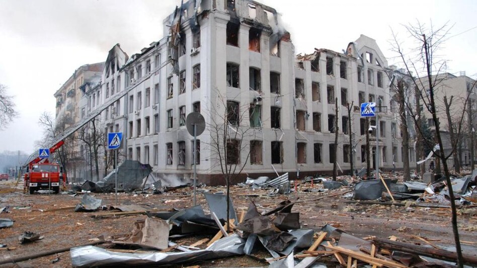 Firefighters work to extinguish a fire at the Kharkiv National University building, which city officials said was damaged by recent shelling, in Kharkiv, Ukraine March 2, 2022 (Photo: Reuters) Firefighters work to extinguish a fire at the Kharkiv National University building, which city officials said was damaged by recent shelling, in Kharkiv, Ukraine March 2, 2022 (Photo: Reuters)