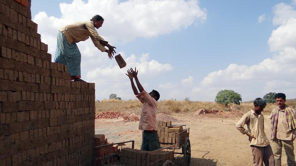 Gender analysis shows that 52.81 per cent of registered workers are female and 47.19 per cent are male. Gender analysis shows that 52.81 per cent of registered workers are female and 47.19 per cent are male.