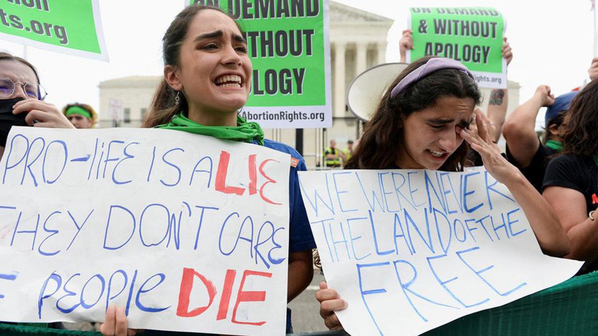 Abortion rights supporters react to the overturning of Roe v Wade outside the United States Supreme Court in Washington, US, June 24 (Photo: Reuters) Abortion rights supporters react to the overturning of Roe v Wade outside the United States Supreme Court in Washington, US, June 24 (Photo: Reuters)