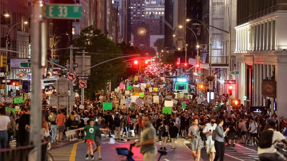 People protest the Supreme Court decision to overturn Roe v Wade in New York People protest the Supreme Court decision to overturn Roe v Wade in New York