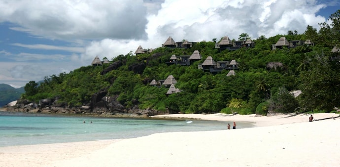 How do you choose a travel insurance policy amid COVID-19 uncertainties? (Photo: Reuters) How do you choose a travel insurance policy amid COVID-19 uncertainties? (Photo: Reuters)