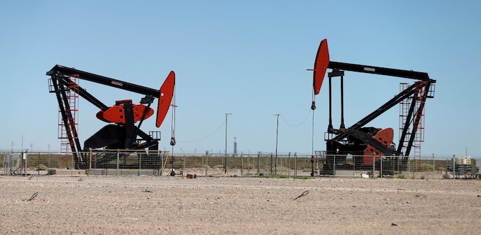 Indian crude oil basket hits 10-year high of $121 per barrel (Photo: Reuters) Indian crude oil basket hits 10-year high of $121 per barrel (Photo: Reuters)