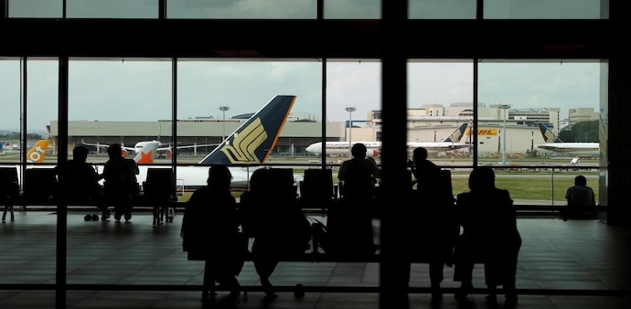 Pakistan mandates masks on domestic flights as COVID numbers rise (Photo: Reuters) Pakistan mandates masks on domestic flights as COVID numbers rise (Photo: Reuters)