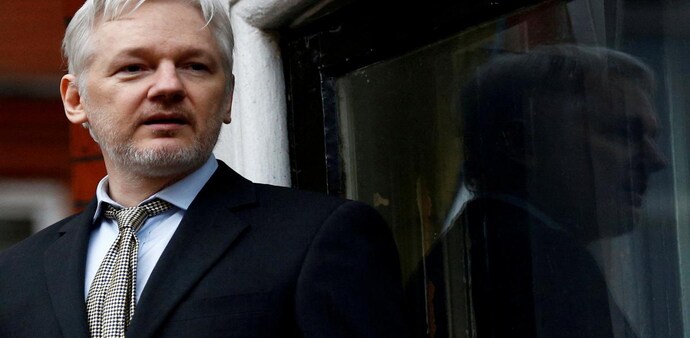 WikiLeaks founder Julian Assange makes a speech from the balcony of the Ecuadorian Embassy in central London, Britain February 5, 2016 (Photo: Reuters) WikiLeaks founder Julian Assange makes a speech from the balcony of the Ecuadorian Embassy in central London, Britain February 5, 2016 (Photo: Reuters)