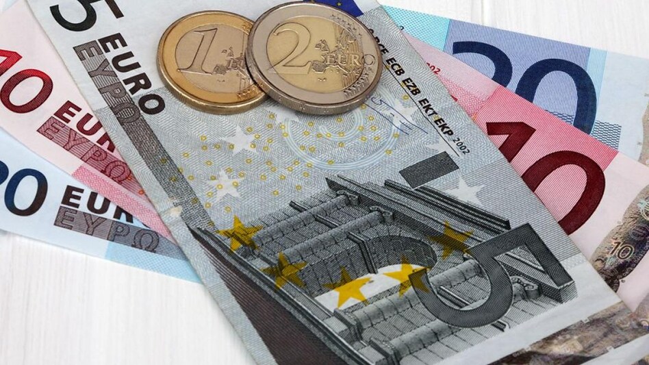 Adjusted for seasonal swings, the euro zone trade gap was 31.7 billion euros. Adjusted for seasonal swings, the euro zone trade gap was 31.7 billion euros.