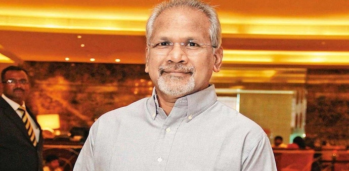 Ratnam entered the film industry through the 1983 Kannada film Pallavi Anu Pallavi. Ratnam entered the film industry through the 1983 Kannada film Pallavi Anu Pallavi.