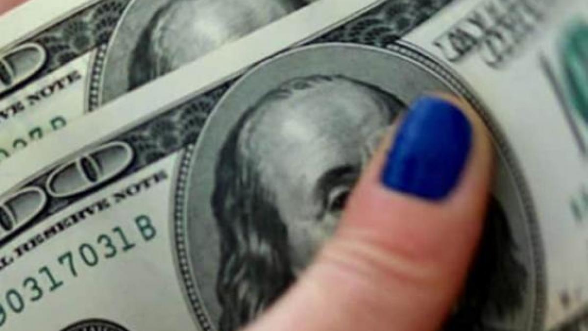 Dollar reaches 135 against yen on higher treasury yields