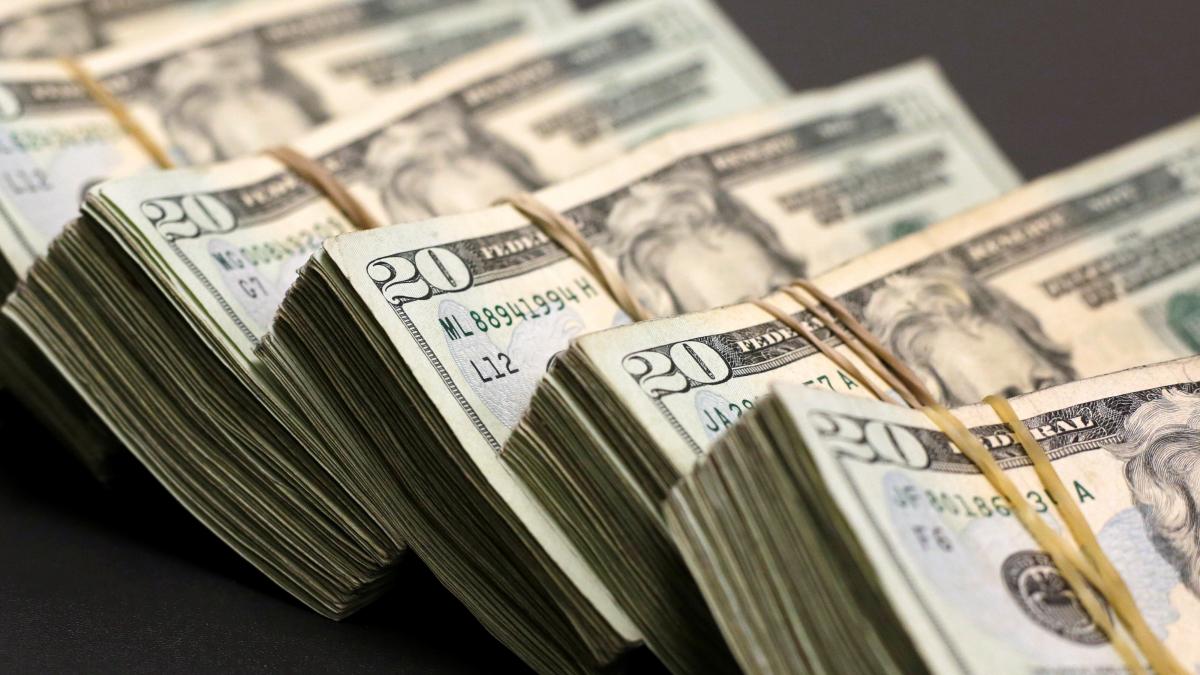 US dollar hits 2-decade high vs yen; pound nears 3-week low