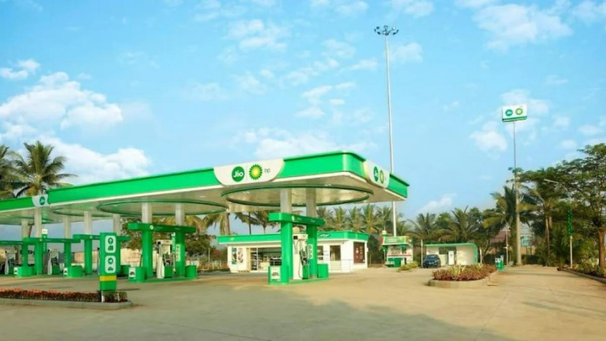 Jio-bp will install 24x7 EV charging infrastructure for two and four-wheelers at Omaxe properties. Jio-bp will install 24x7 EV charging infrastructure for two and four-wheelers at Omaxe properties.