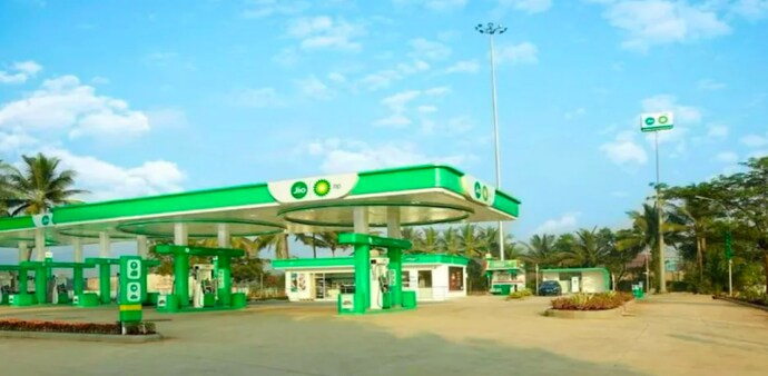 Last year, Jio-bp constructed and launched two of India’s largest EV charging hubs. Last year, Jio-bp constructed and launched two of India’s largest EV charging hubs.