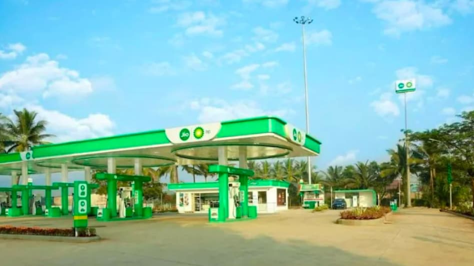 Last year, Jio-bp constructed and launched two of India’s largest EV charging hubs. Last year, Jio-bp constructed and launched two of India’s largest EV charging hubs.