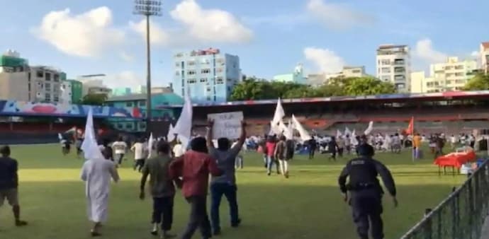 Maldives: Angry mob disrupts yoga day event organized by Indian govt Maldives: Angry mob disrupts yoga day event organized by Indian govt