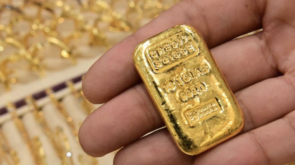 Analysts attributed the fall in gold prices to the trimming of positions by participants. Analysts attributed the fall in gold prices to the trimming of positions by participants.