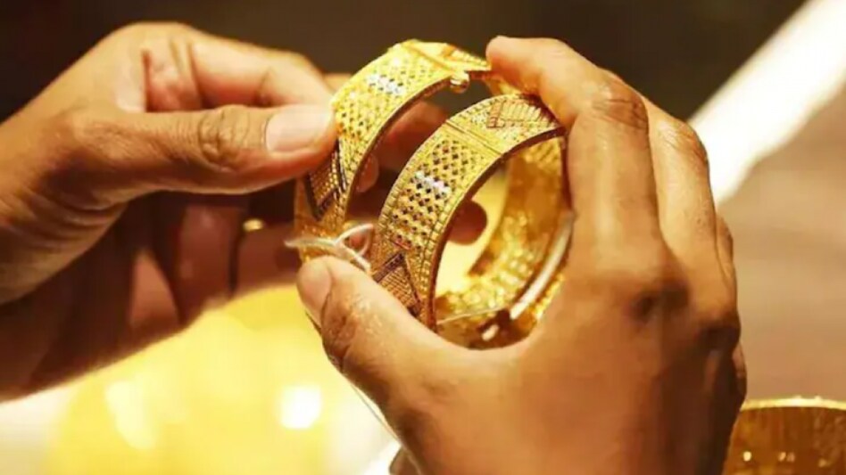 Gold slumps by Rs 70; silver drops by Rs 621 Gold slumps by Rs 70; silver drops by Rs 621
