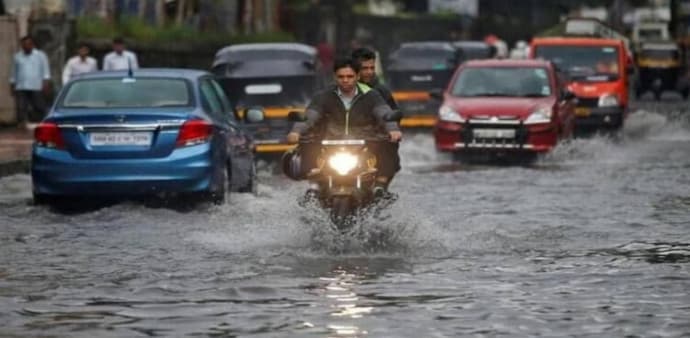 Monsoon hits Delhi, commuters battle traffic snarls Monsoon hits Delhi, commuters battle traffic snarls