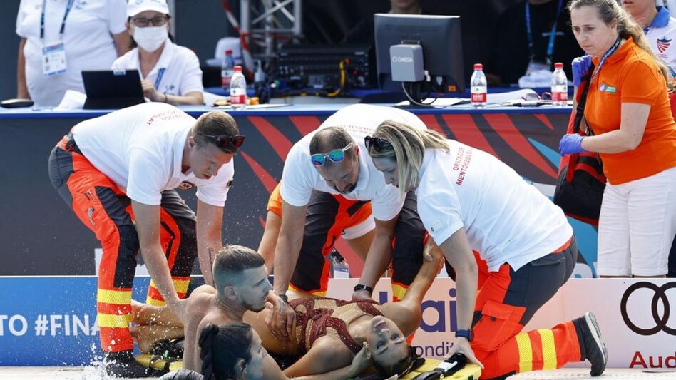 Alfred Hajos Swimming Complex, Budapest, Hungary - June 22, 2022 Anita Alvarez of the US receives medical attention during the women's solo free final (Photo: Reuters) Alfred Hajos Swimming Complex, Budapest, Hungary - June 22, 2022 Anita Alvarez of the US receives medical attention during the women's solo free final (Photo: Reuters)
