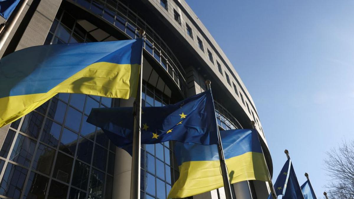 EU Commission backs candidate status for Ukraine