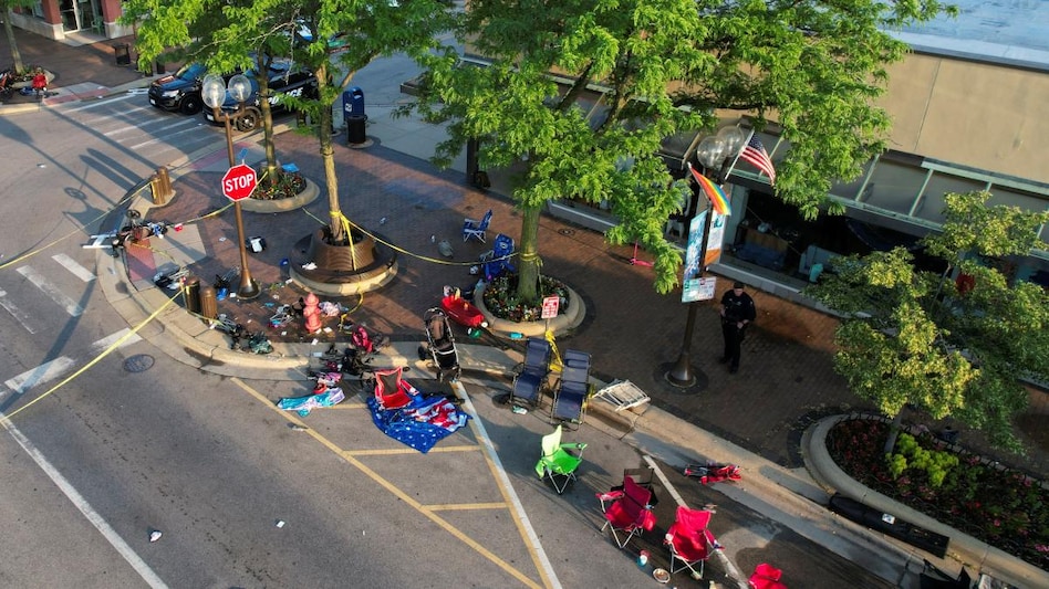 People’s belongings lie abandoned along the parade route after a mass shooting at a Fourth of July parade in the wealthy Chicago suburb of Highland Park. (Photo: Reuters) People’s belongings lie abandoned along the parade route after a mass shooting at a Fourth of July parade in the wealthy Chicago suburb of Highland Park. (Photo: Reuters)