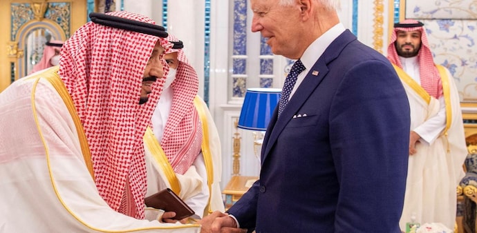 Saudi King Salman bin Abdulaziz receives U.S. President Joe Biden at Al Salman Palace upon his arrival in Jeddah. (Photo: Reuters) Saudi King Salman bin Abdulaziz receives U.S. President Joe Biden at Al Salman Palace upon his arrival in Jeddah. (Photo: Reuters)