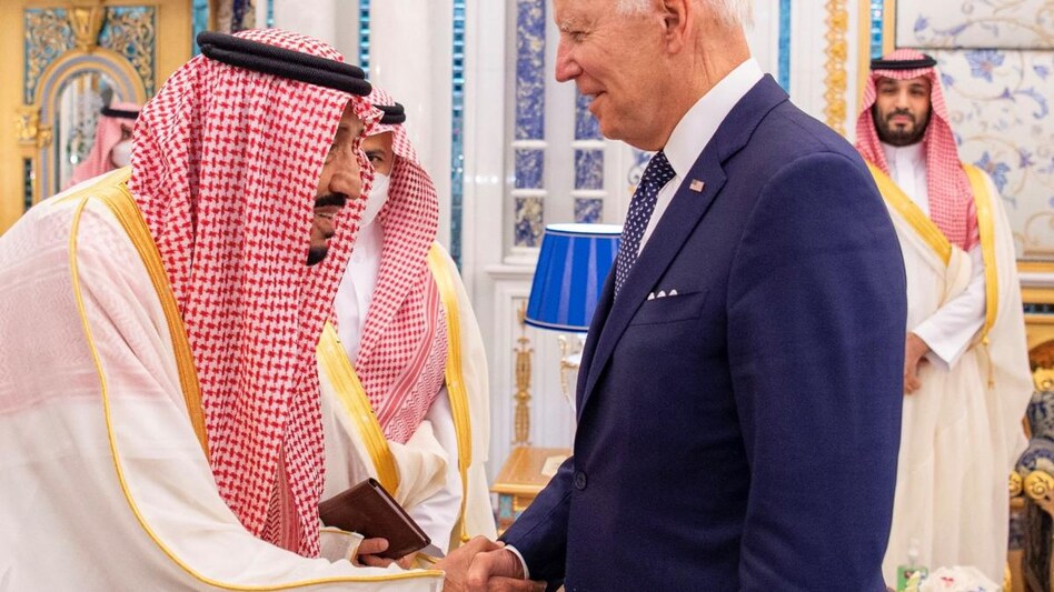 Saudi King Salman bin Abdulaziz receives U.S. President Joe Biden at Al Salman Palace upon his arrival in Jeddah. (Photo: Reuters) Saudi King Salman bin Abdulaziz receives U.S. President Joe Biden at Al Salman Palace upon his arrival in Jeddah. (Photo: Reuters)