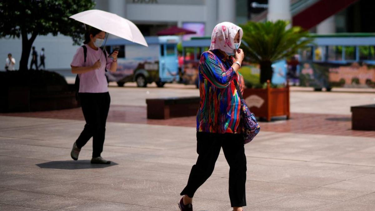 Heat waves in Shanghai, other Chinese cities buckle roads, pop roof tiles (Photo: Reuters) Heat waves in Shanghai, other Chinese cities buckle roads, pop roof tiles (Photo: Reuters)