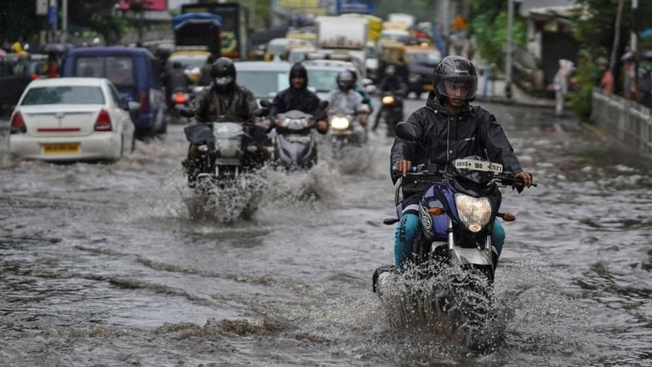 Mumbai rains: IMD predicts more showers in next 24 hrs; rail and road traffic hit (Photo: Reuters) Mumbai rains: IMD predicts more showers in next 24 hrs; rail and road traffic hit (Photo: Reuters)