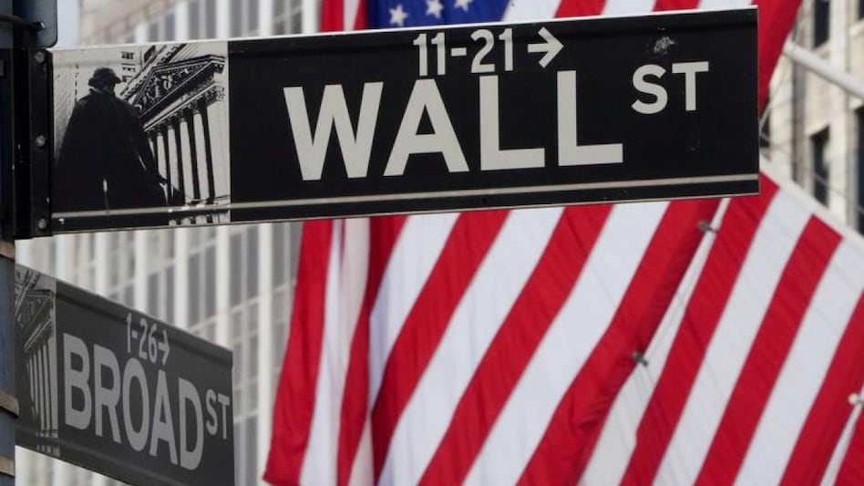 Wall St falls as strong jobs data fuels rate hike worries (Photo: Reuters) Wall St falls as strong jobs data fuels rate hike worries (Photo: Reuters)