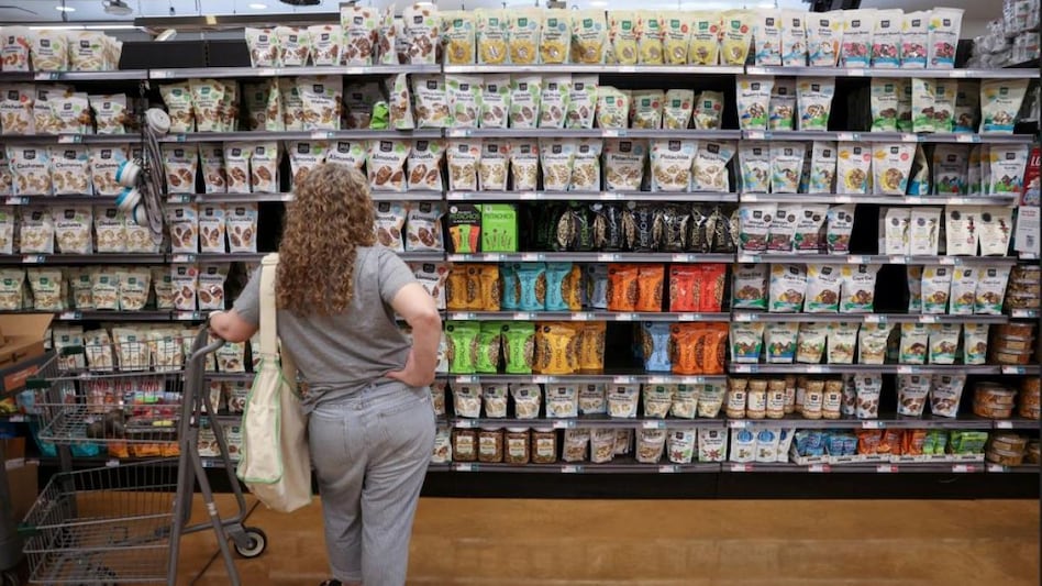 FILE PHOTO: A person shops in a supermarket as inflation affected consumer prices in Manhattan, New York City. (Photo: Reuters) FILE PHOTO: A person shops in a supermarket as inflation affected consumer prices in Manhattan, New York City. (Photo: Reuters)