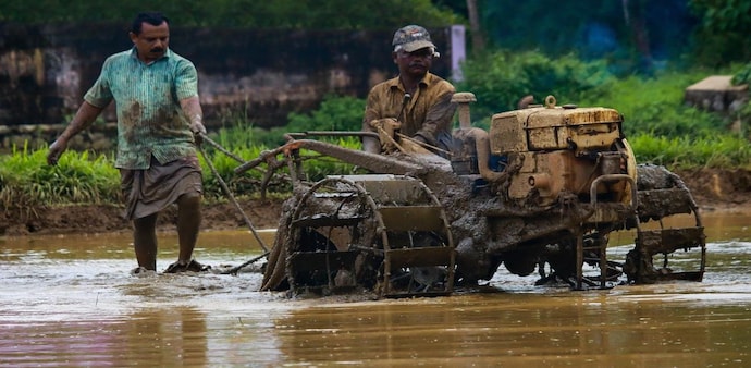 The sowing of Kharif crops begins with the onset of the southwest monsoon in June. Paddy is a major Kharif crop. The sowing of Kharif crops begins with the onset of the southwest monsoon in June. Paddy is a major Kharif crop.