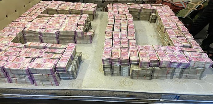 Cash found at Arpita Mukherjee's residence Cash found at Arpita Mukherjee's residence