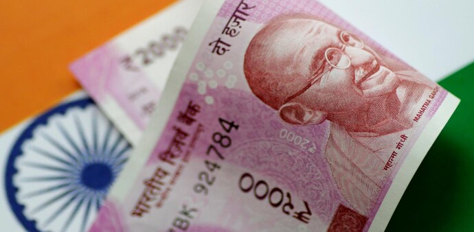 Rupee settles at 79.98 against US dollar; briefly touches 80/USD mark (Photo: Reuters) Rupee settles at 79.98 against US dollar; briefly touches 80/USD mark (Photo: Reuters)