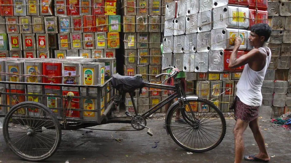 Govt directs edible oil makers to cut prices by Rs 15 with immediate effect. (Representative image) Govt directs edible oil makers to cut prices by Rs 15 with immediate effect. (Representative image)