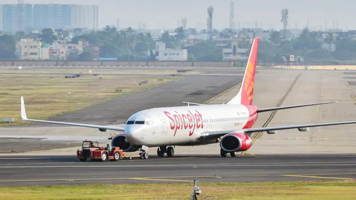 138 stranded passengers of SpiceJet leave for Dubai from Karachi in alternate aircraft 138 stranded passengers of SpiceJet leave for Dubai from Karachi in alternate aircraft