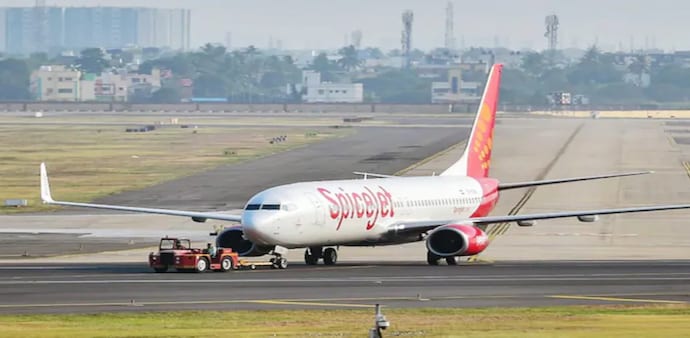 138 stranded passengers of SpiceJet leave for Dubai from Karachi in alternate aircraft 138 stranded passengers of SpiceJet leave for Dubai from Karachi in alternate aircraft