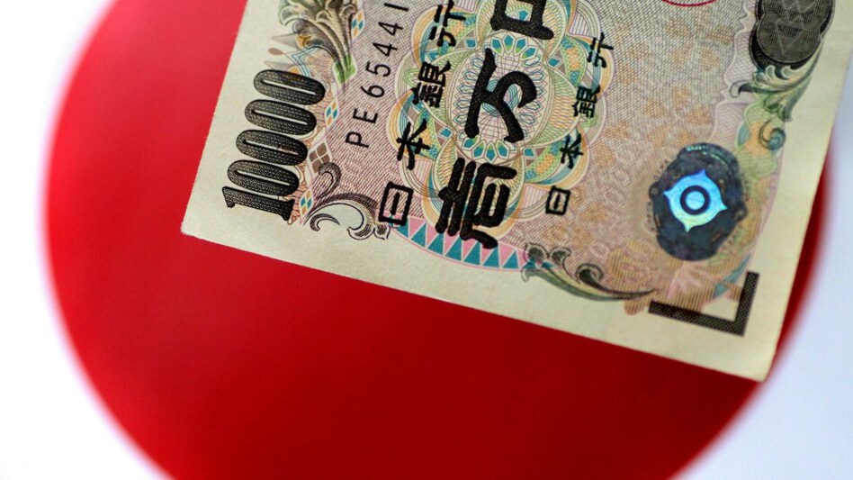 Japanese govt bond yields rise after ex-PM Shinzo Abe's shooting (Photo: Reuters) Japanese govt bond yields rise after ex-PM Shinzo Abe's shooting (Photo: Reuters)