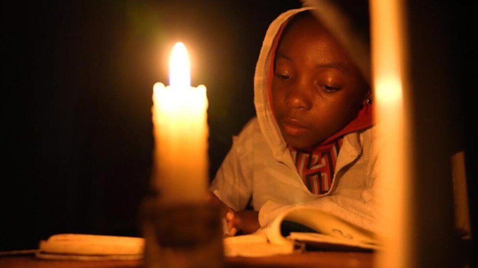 Zimbabweans hit by 257% inflation: Will gold coins help? (Photo: AP) Zimbabweans hit by 257% inflation: Will gold coins help? (Photo: AP)