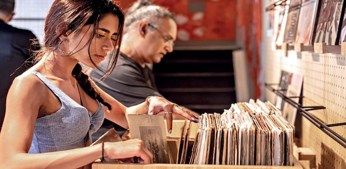 While vinyl records may seem like a relic of a time gone by, they are making a comeback and are attracting an increasingly younger audience. While vinyl records may seem like a relic of a time gone by, they are making a comeback and are attracting an increasingly younger audience.