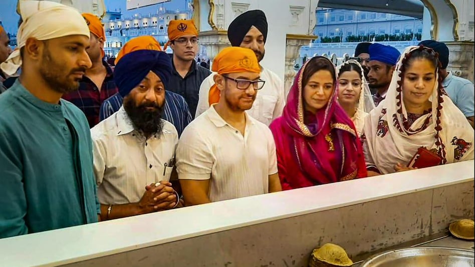 Laal Singh Chaddha Box Office Collection: Bollywood actors Aamir Khan and Mona Singh offer prayers at the Golden Temple before the release of their upcoming movie. Laal Singh Chaddha Box Office Collection: Bollywood actors Aamir Khan and Mona Singh offer prayers at the Golden Temple before the release of their upcoming movie.