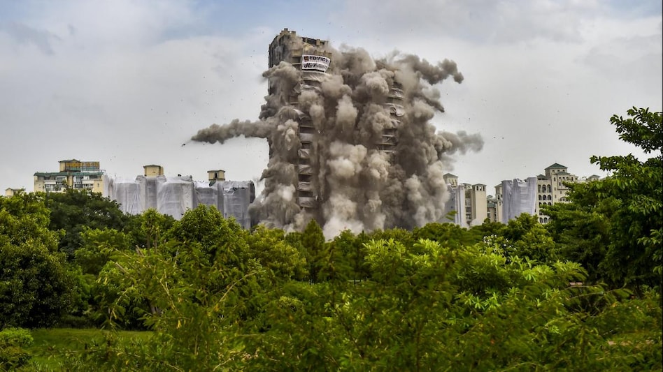 The 100-metre-tall structures were demolished using 3,700 kilos of explosives. The 100-metre-tall structures were demolished using 3,700 kilos of explosives.