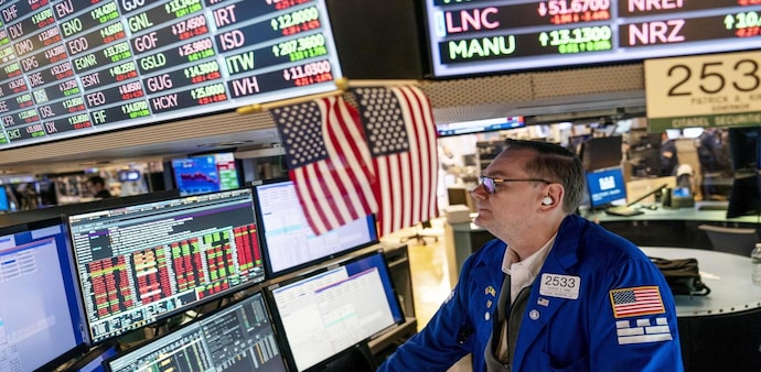 Wall Street slips as weekly jobless claims edge lower (Photo: AP) Wall Street slips as weekly jobless claims edge lower (Photo: AP)