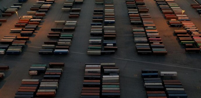 US import prices decline for first time in seven months (Photo: Reuters) US import prices decline for first time in seven months (Photo: Reuters)