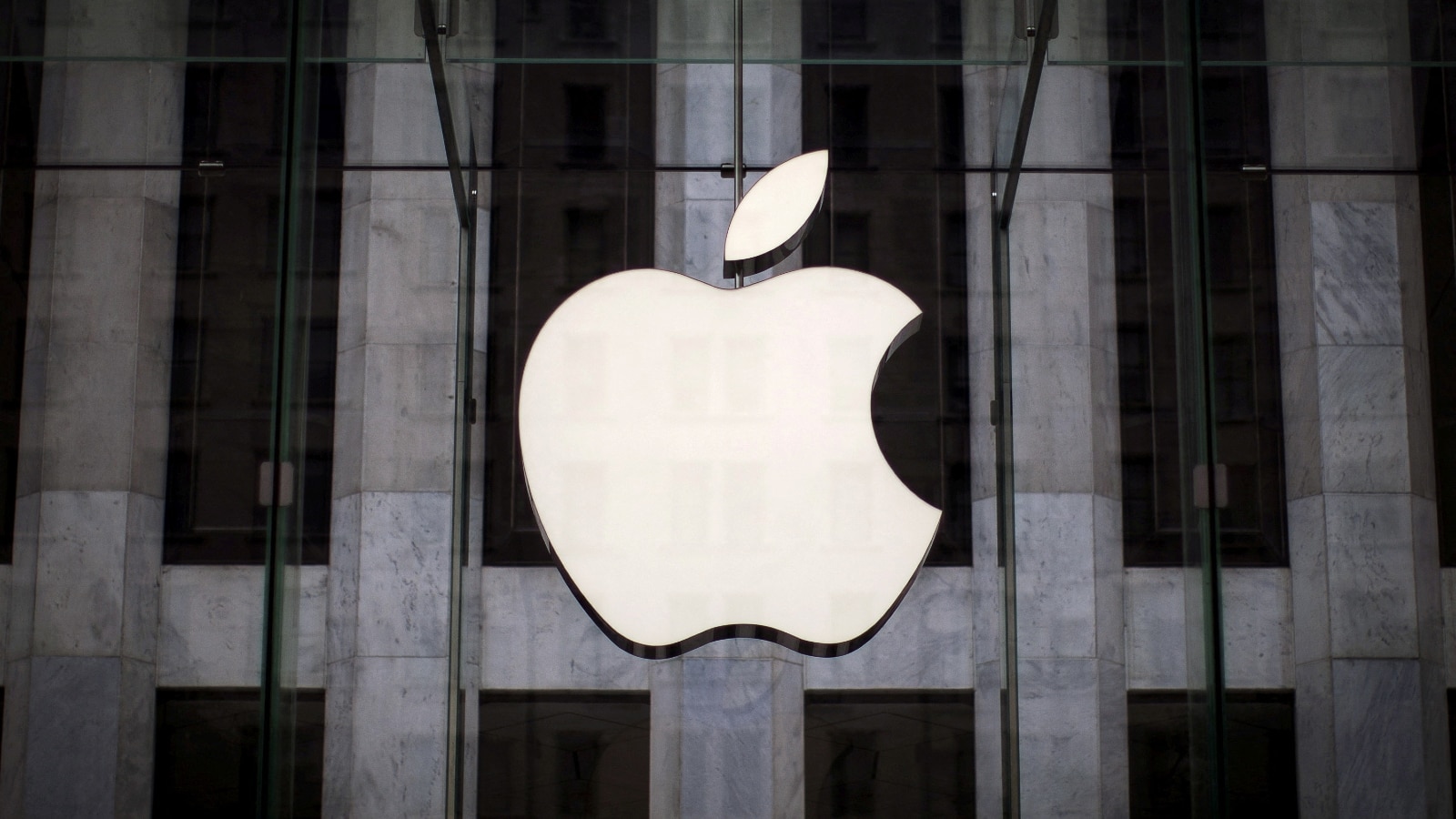 Apple says employees can now roam around its offices without masks - Vimarsana News
