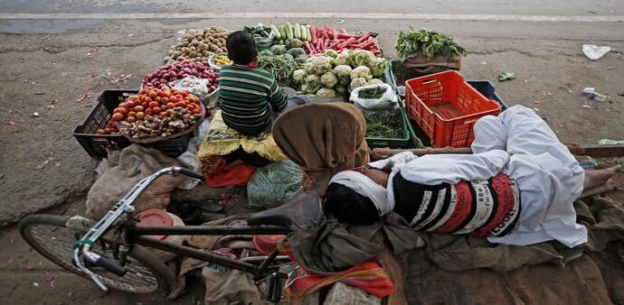 With Indonesia lifting its ban on palm oil exports, international edible oil prices are cooling off. "There is further scope of reduction in edible oil prices", sources added. (Photo: Reuters) With Indonesia lifting its ban on palm oil exports, international edible oil prices are cooling off. "There is further scope of reduction in edible oil prices", sources added. (Photo: Reuters)