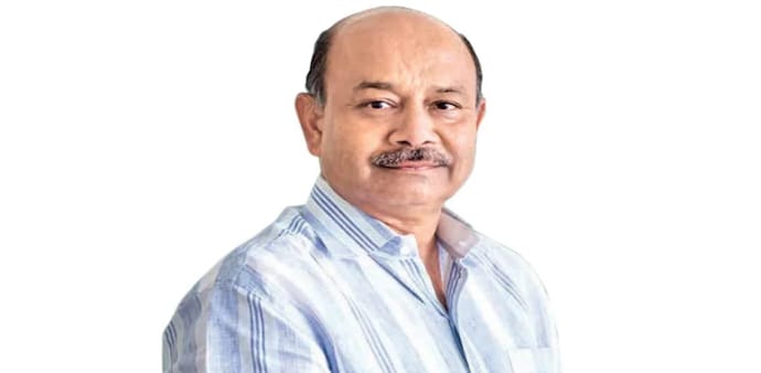 Damani, founder of the retail chain DMart, will have the final say in the main publicly listed investments of Jhunjhunwala, the report stated, quoting sources. Damani, founder of the retail chain DMart, will have the final say in the main publicly listed investments of Jhunjhunwala, the report stated, quoting sources.