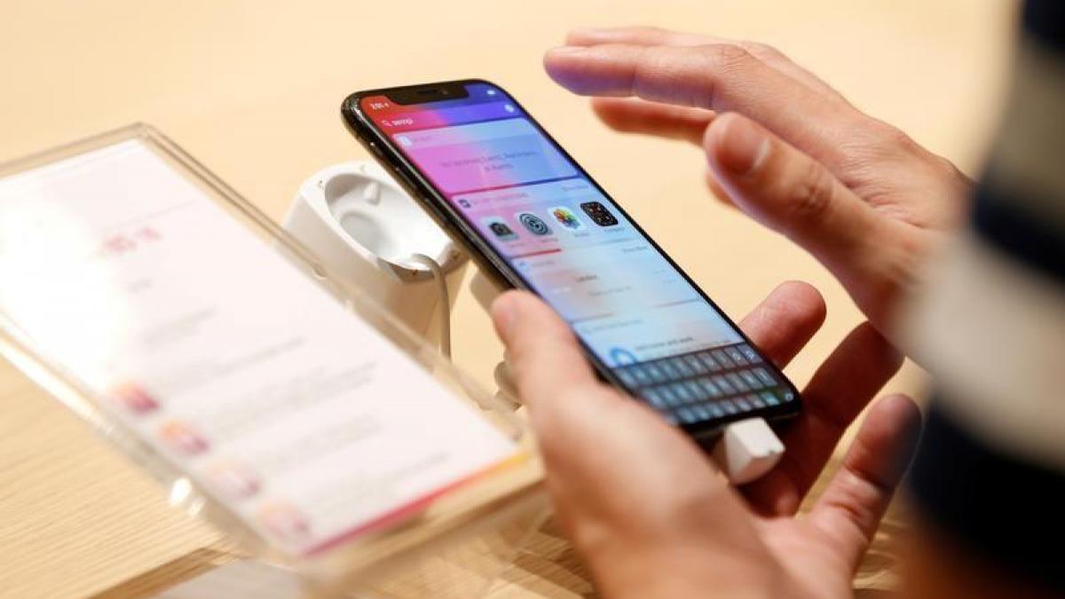 Mobile phone display assembly fitted with items to attract 15% import duty: CBIC (Photo: Reuters) Mobile phone display assembly fitted with items to attract 15% import duty: CBIC (Photo: Reuters)