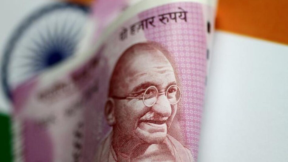 Rupee falls 4 paise to close at 79.66 against US dollar (Photo: Reuters) Rupee falls 4 paise to close at 79.66 against US dollar (Photo: Reuters)