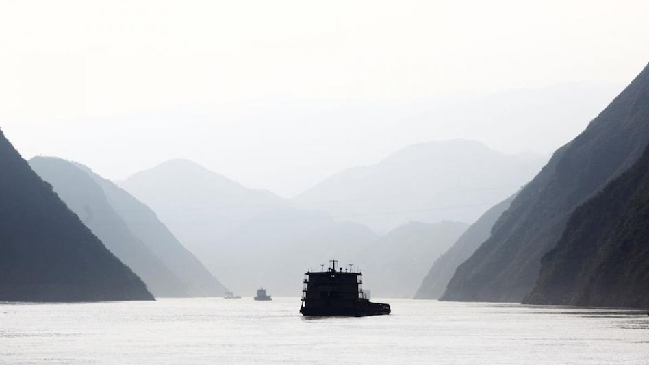 China's Yangtze river shrinks as heatwave, drought threaten crops (Photo: Reuters) China's Yangtze river shrinks as heatwave, drought threaten crops (Photo: Reuters)