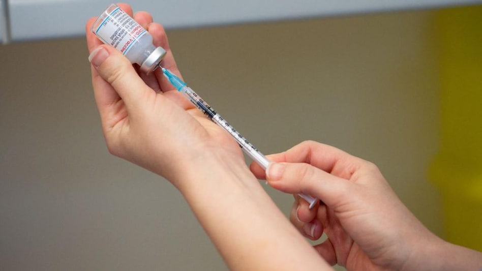 UK first to approve Omicron COVID shot with Moderna nod (Photo: Reuters) UK first to approve Omicron COVID shot with Moderna nod (Photo: Reuters)