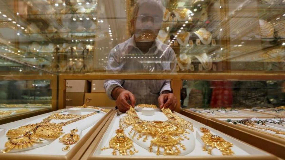 ccording to experts, gold prices may remain unstable due to issues such as global growth worries, geopolitical issues, and inflation concerns. ccording to experts, gold prices may remain unstable due to issues such as global growth worries, geopolitical issues, and inflation concerns.