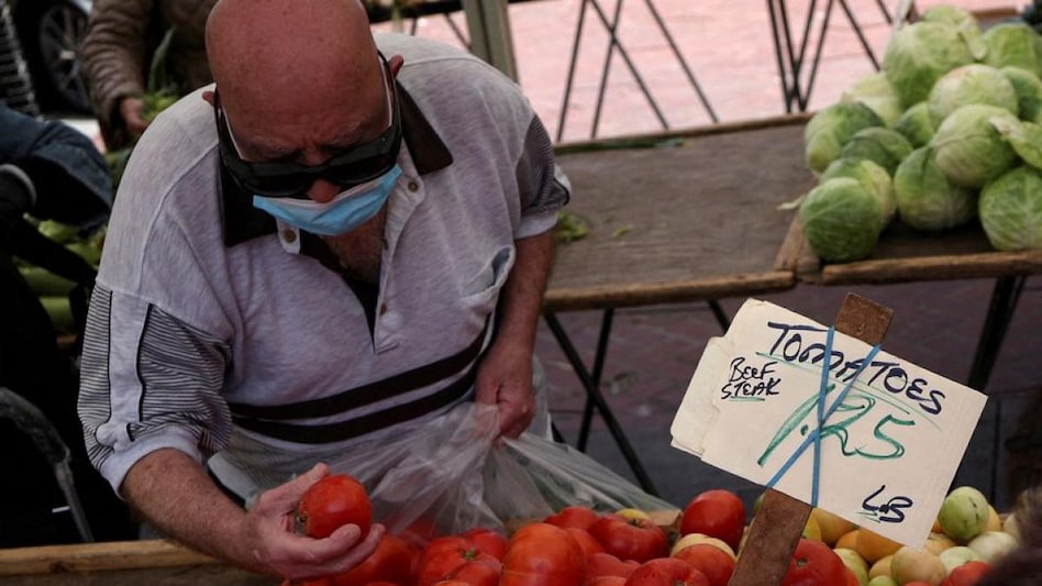 Fed to slow to 50 basis-point hike in September, recession worries grow, Reuters poll shows (Photo: Reuters) Fed to slow to 50 basis-point hike in September, recession worries grow, Reuters poll shows (Photo: Reuters)